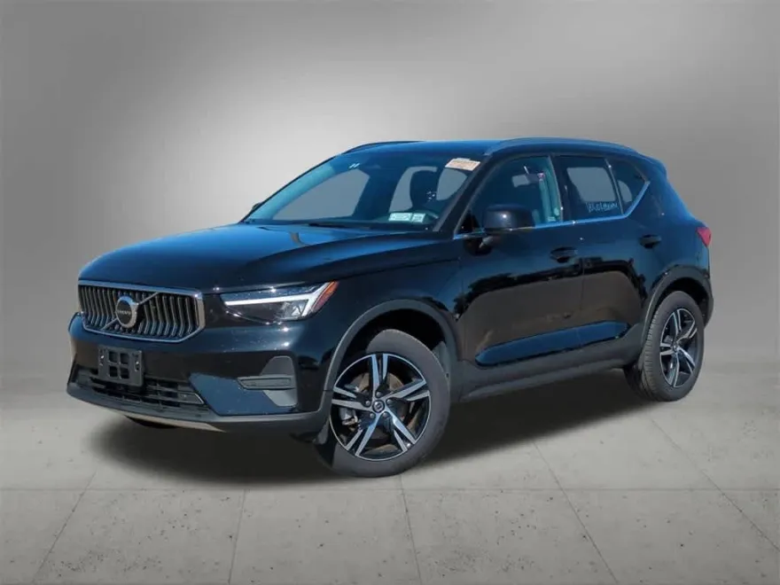 2025 Volvo XC40 Core photo 1