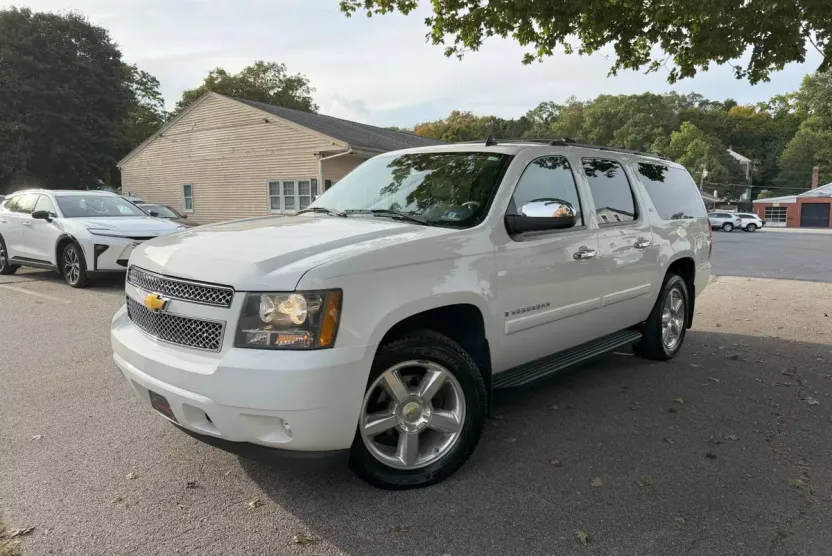 2007 Chevrolet Suburban 1500 LTZ photo 1