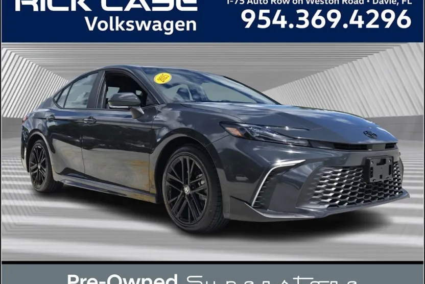 2025 Toyota Camry SE photo 1