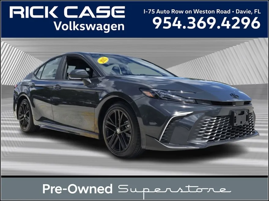 2025 Toyota Camry SE photo 1