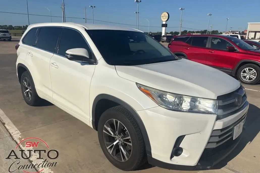 2017 Toyota Highlander LE photo 1