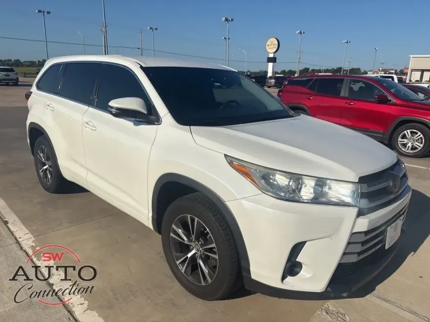 2017 Toyota Highlander LE photo 1