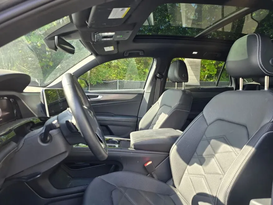 2024 Volkswagen Atlas Cross Sport SE Technology photo 1