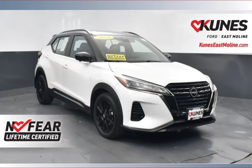 2023 Nissan Kicks SR photo 1