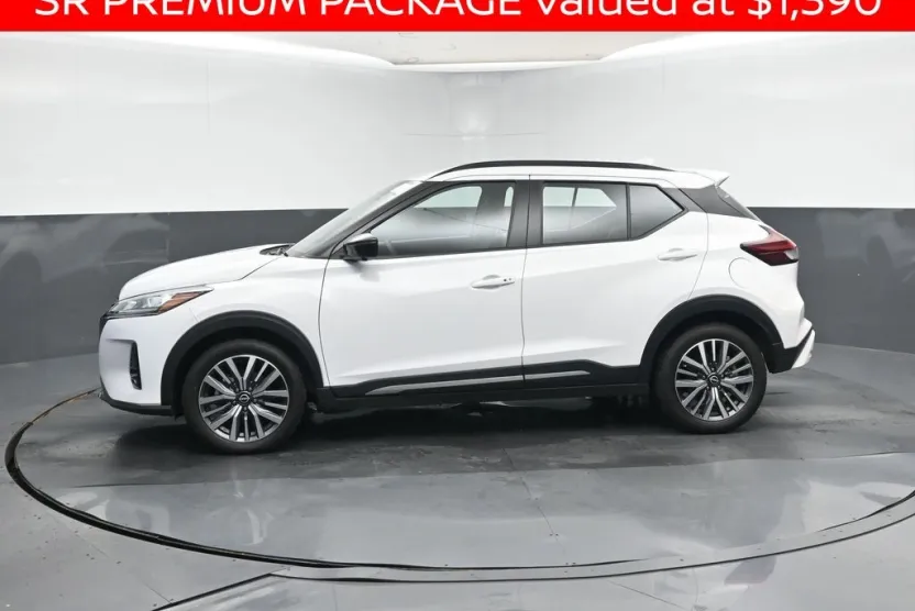 2024 Nissan Kicks SR photo 1
