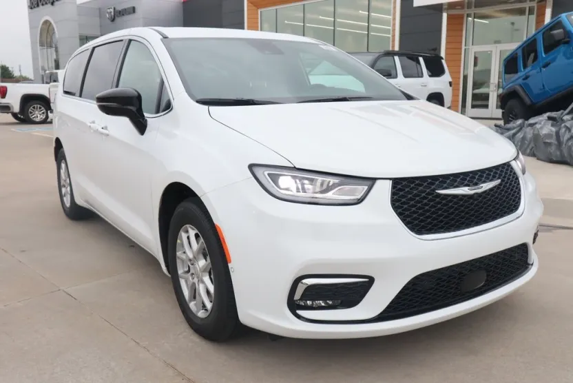 2026 Chrysler Pacifica photo 1