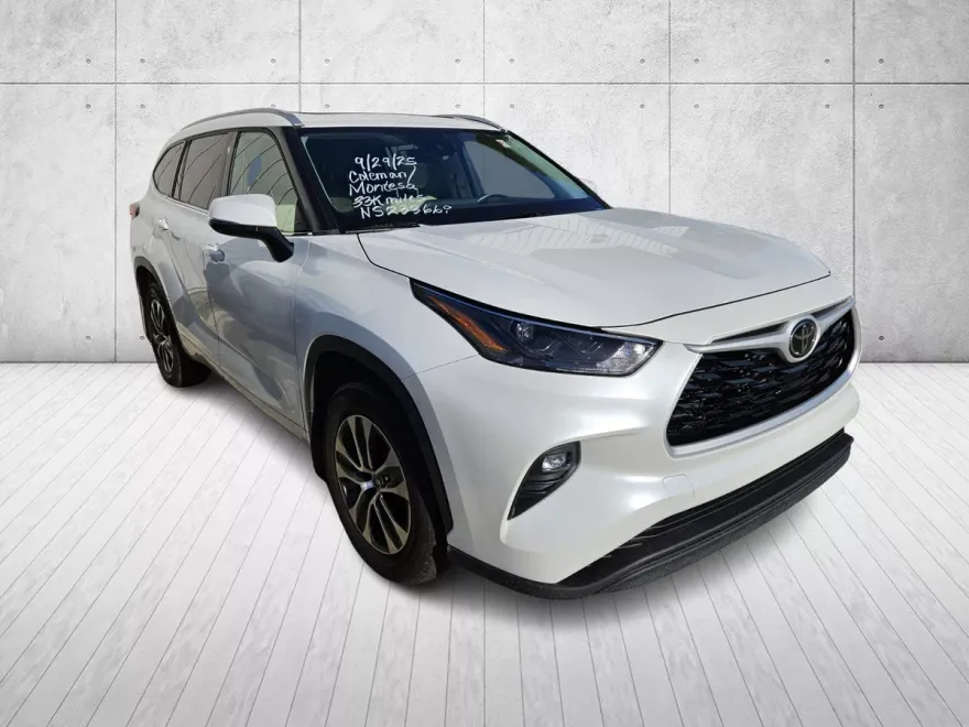 2022 Toyota Highlander XLE photo 1