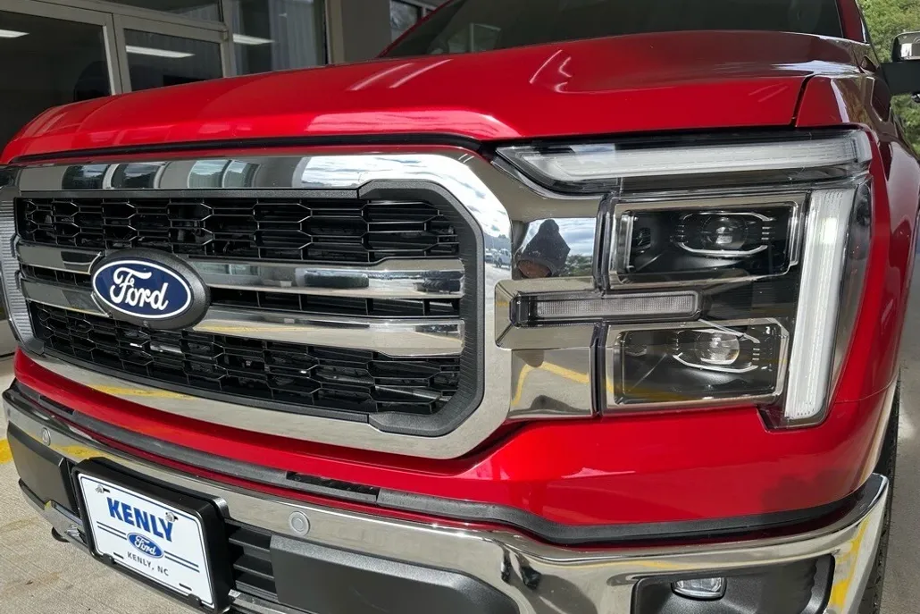 2025 Ford F-150 Lariat photo 1