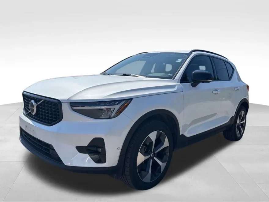 2024 Volvo XC40 Plus photo 1