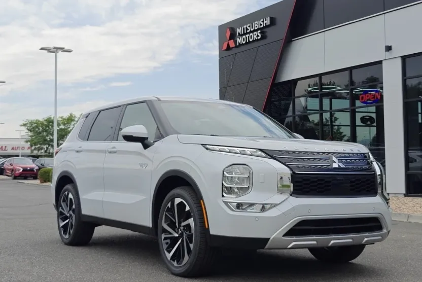 2025 Mitsubishi Outlander PHEV SE photo 1