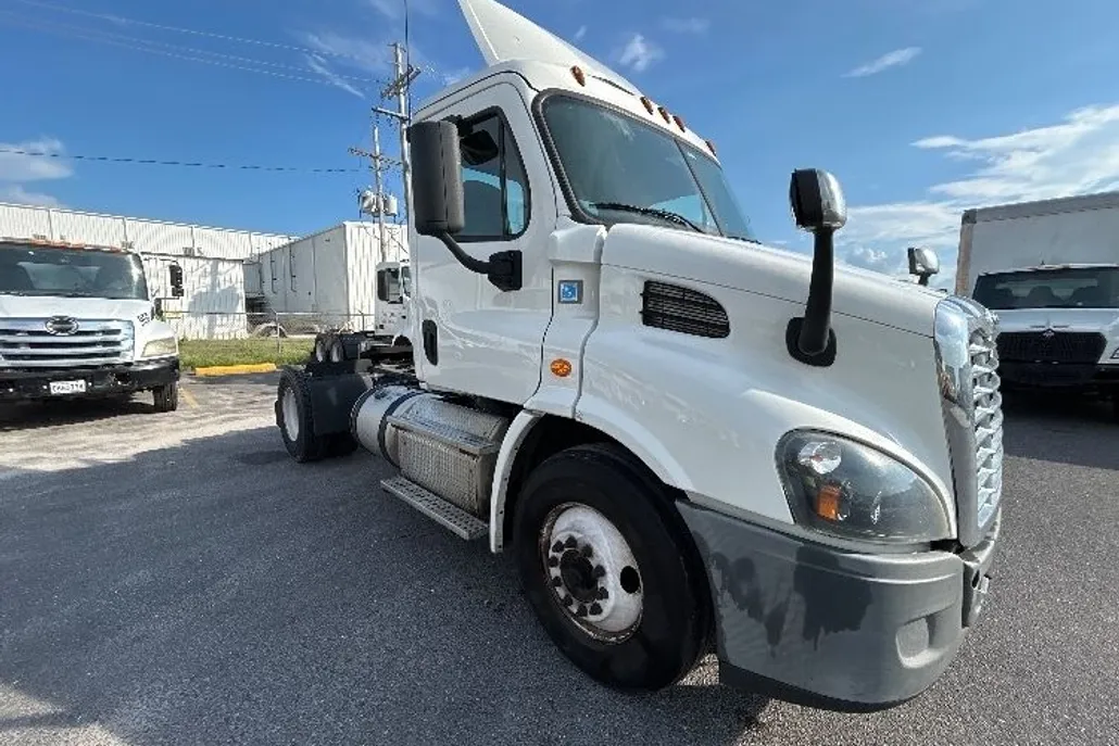 2019 Freightliner Cascadia 113" sleeper cab photo 1