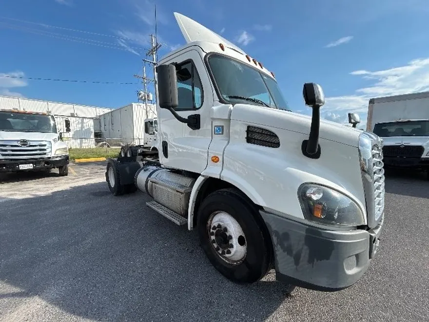 2019 Freightliner Cascadia 113" sleeper cab photo 1