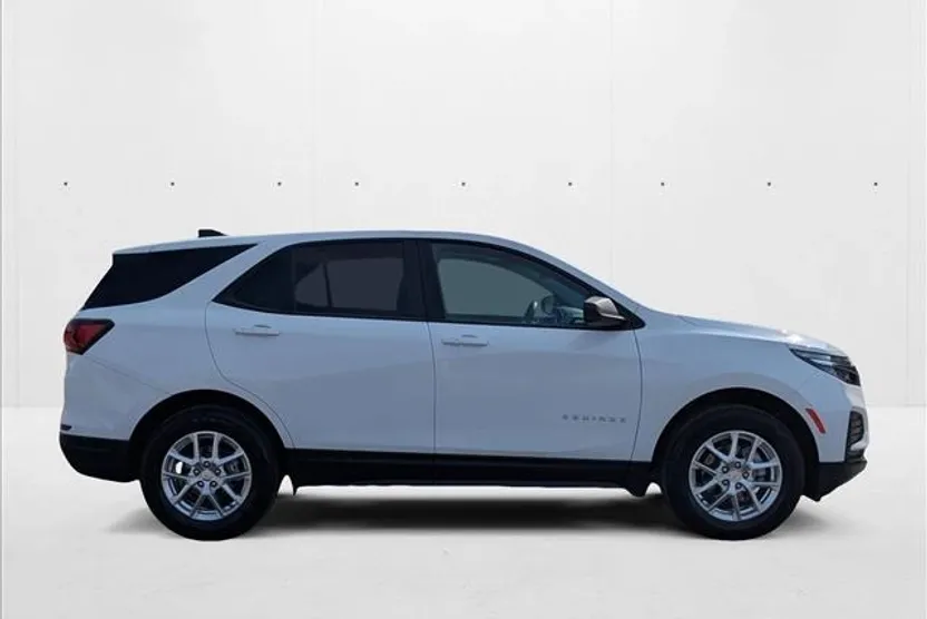 2022 Chevrolet Equinox LS photo 1
