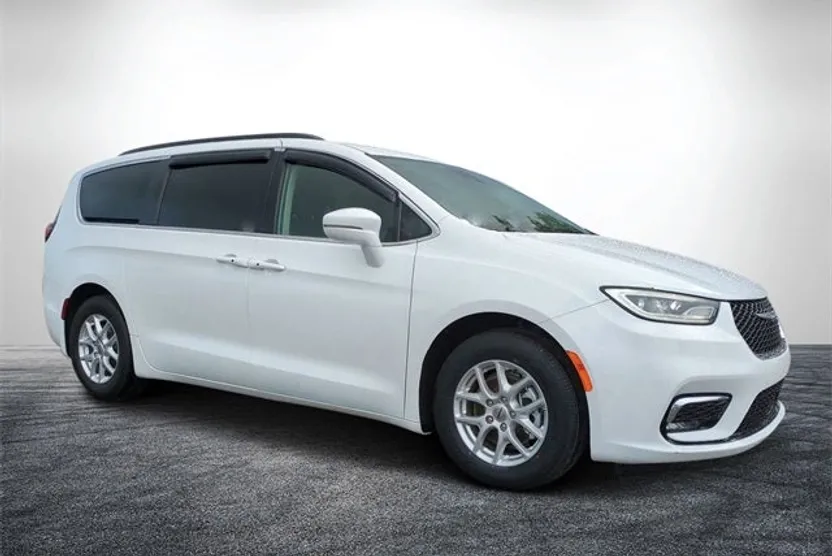 2022 Chrysler Pacifica Touring L photo 1
