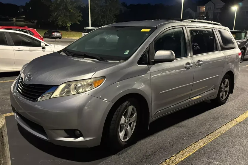 2013 Toyota Sienna LE photo 1