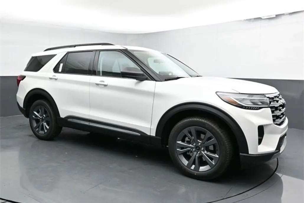 2025 Ford Explorer photo 1