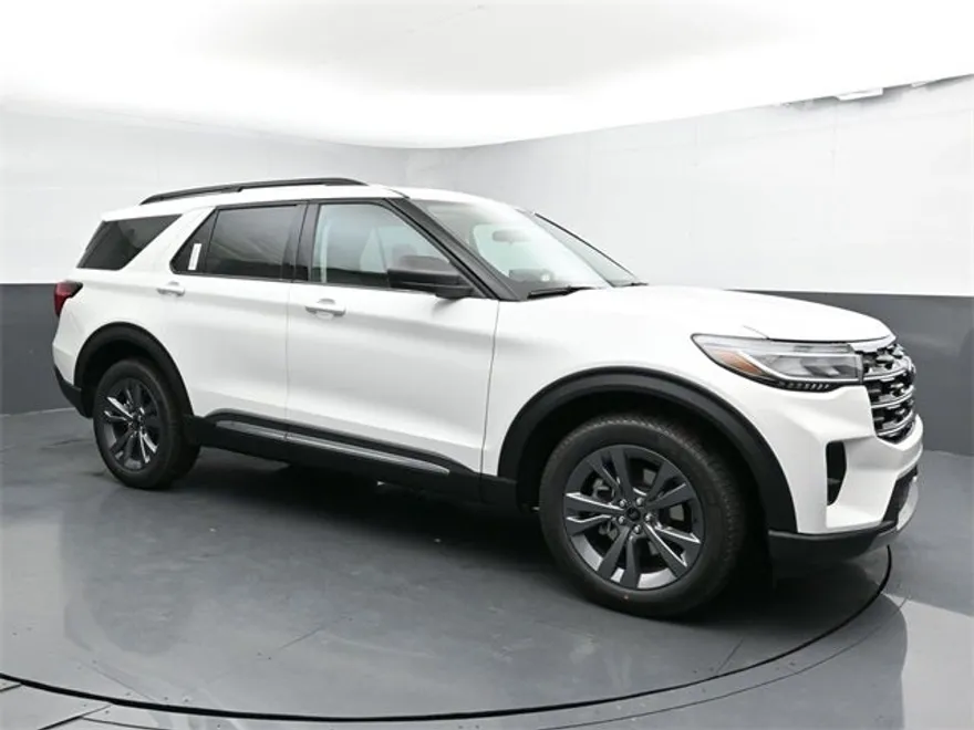 2025 Ford Explorer photo 1
