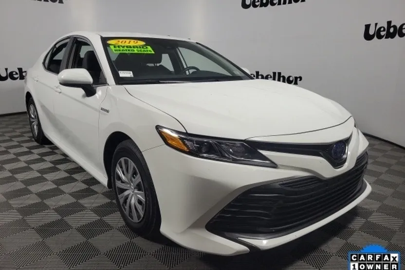 2019 Toyota Camry Hybrid LE photo 1