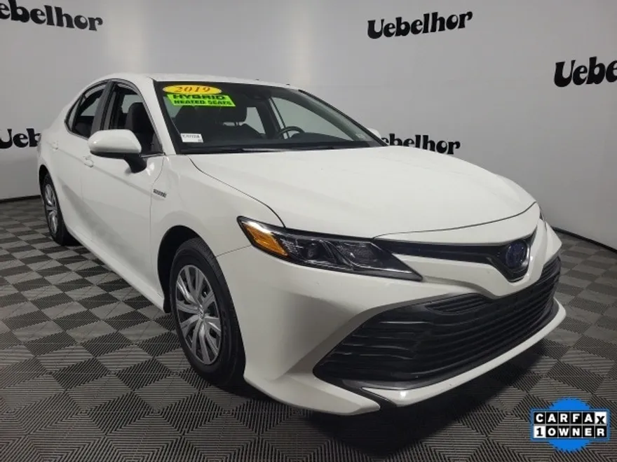 2019 Toyota Camry Hybrid LE photo 1