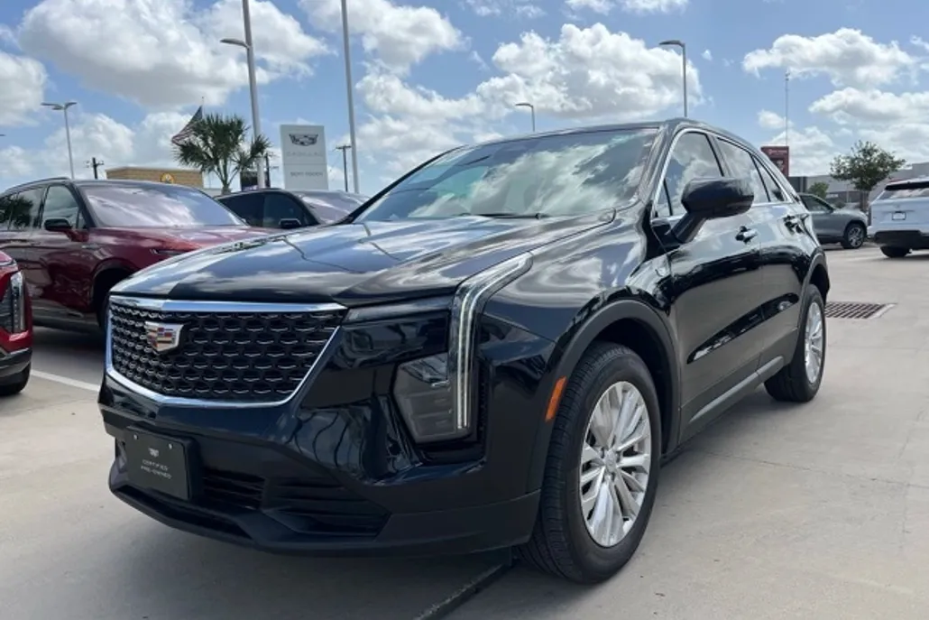 2024 Cadillac XT4 Luxury photo 1