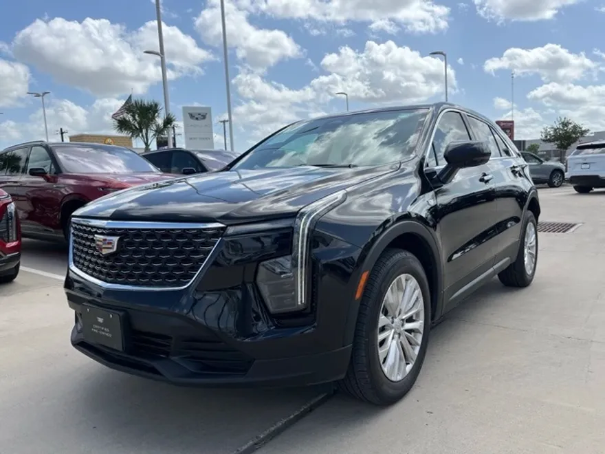 2024 Cadillac XT4 Luxury photo 1