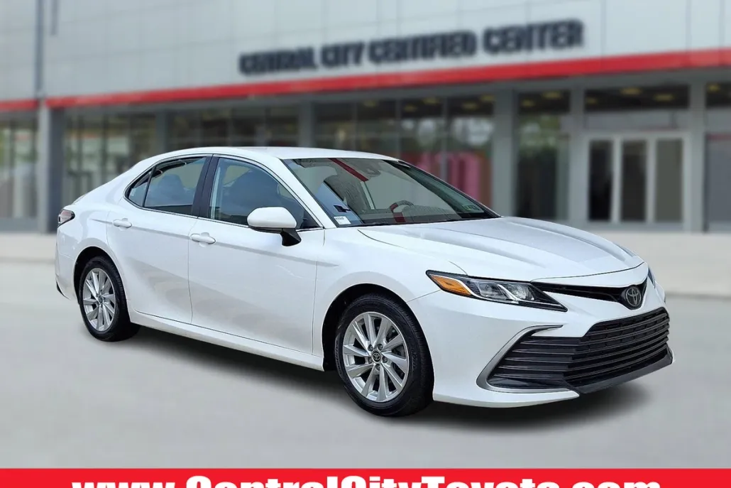 2023 Toyota Camry LE photo 1