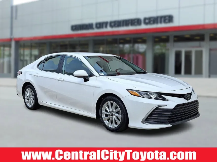 2023 Toyota Camry LE photo 1
