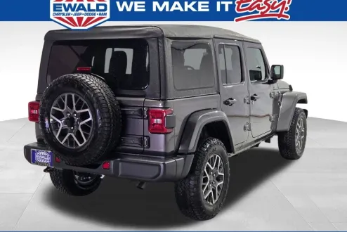 2025 Jeep Wrangler Sahara photo 3