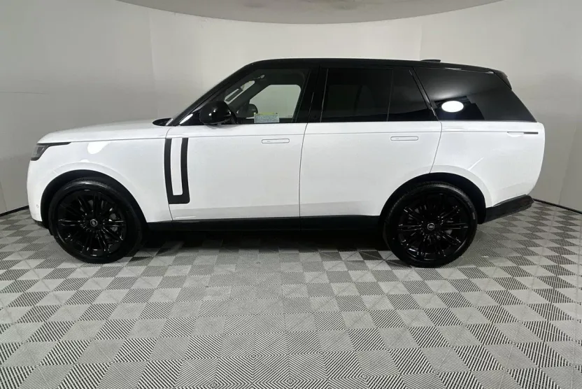 2025 Land Rover Range Rover SE photo 1