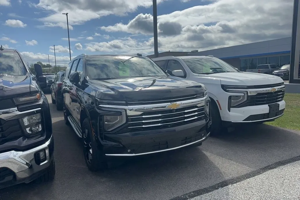 2025 Chevrolet Suburban LT photo 1