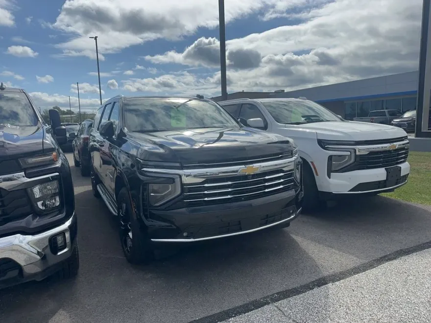 2025 Chevrolet Suburban LT photo 1