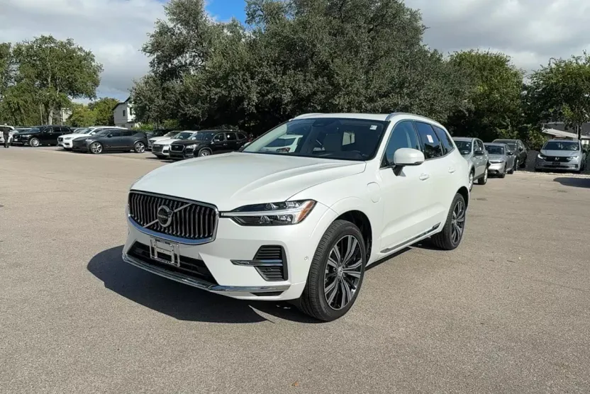 2023 Volvo XC60 Recharge Hybrid Plus photo 1