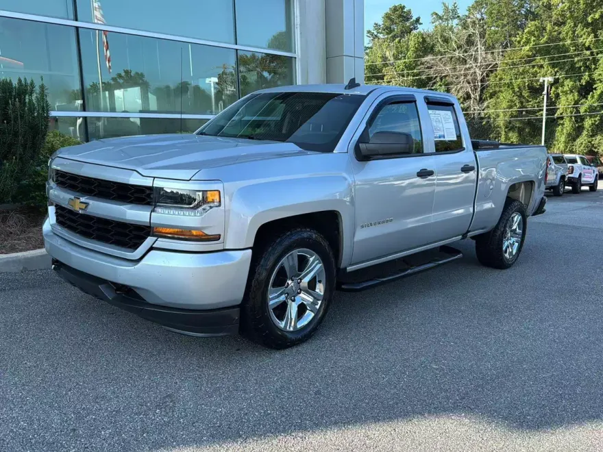 2018 Chevrolet Silverado 1500 Custom photo 1
