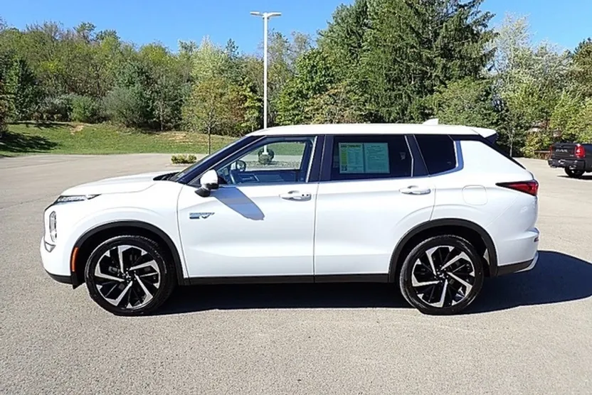 2023 Mitsubishi Outlander PHEV SE photo 1