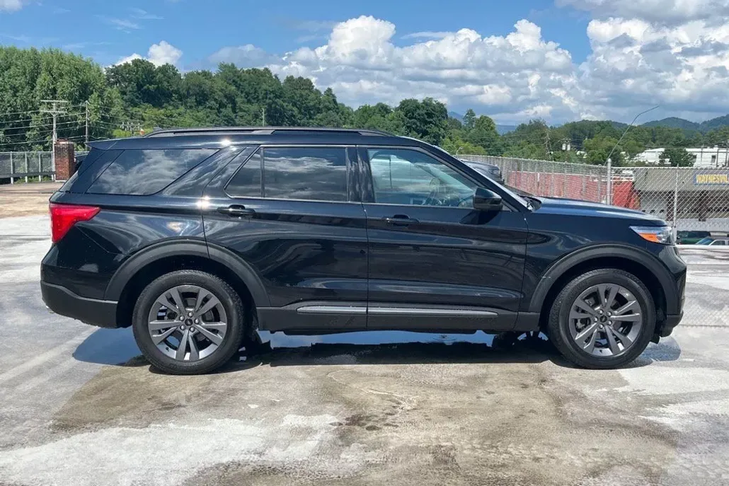 2023 Ford Explorer XLT photo 1