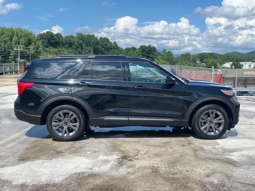 2023 Ford Explorer XLT photo 1