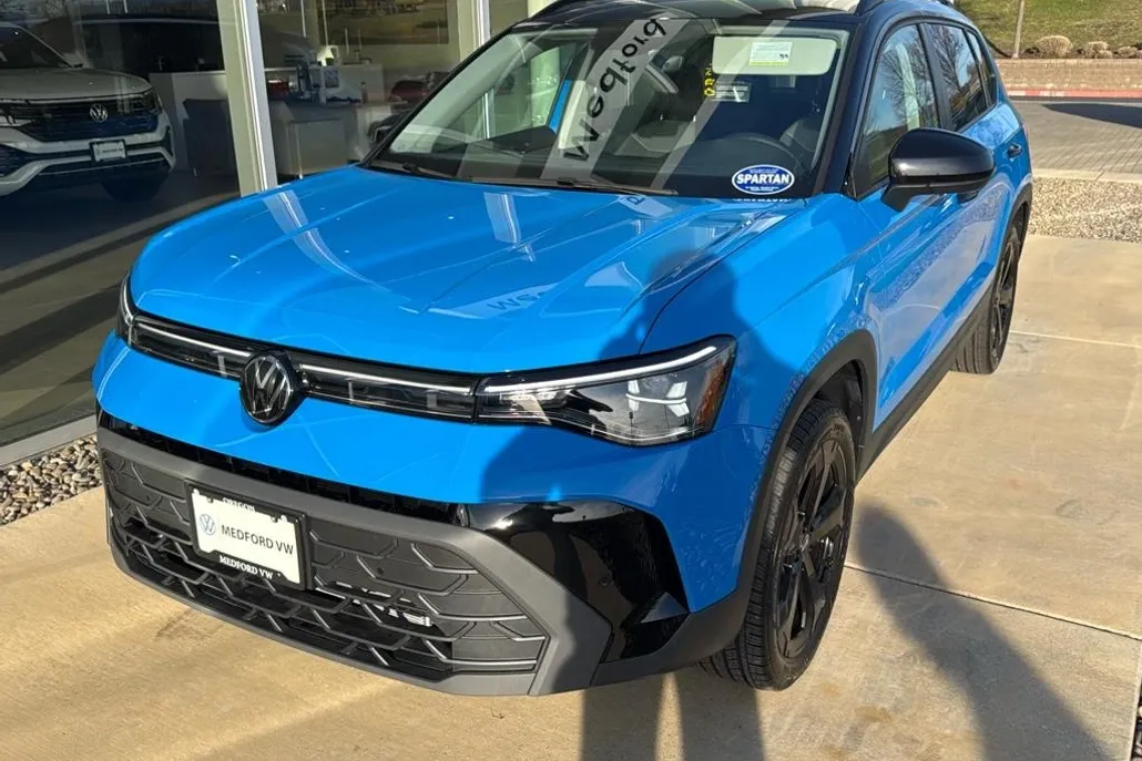 2025 Volkswagen Taos SE photo 1