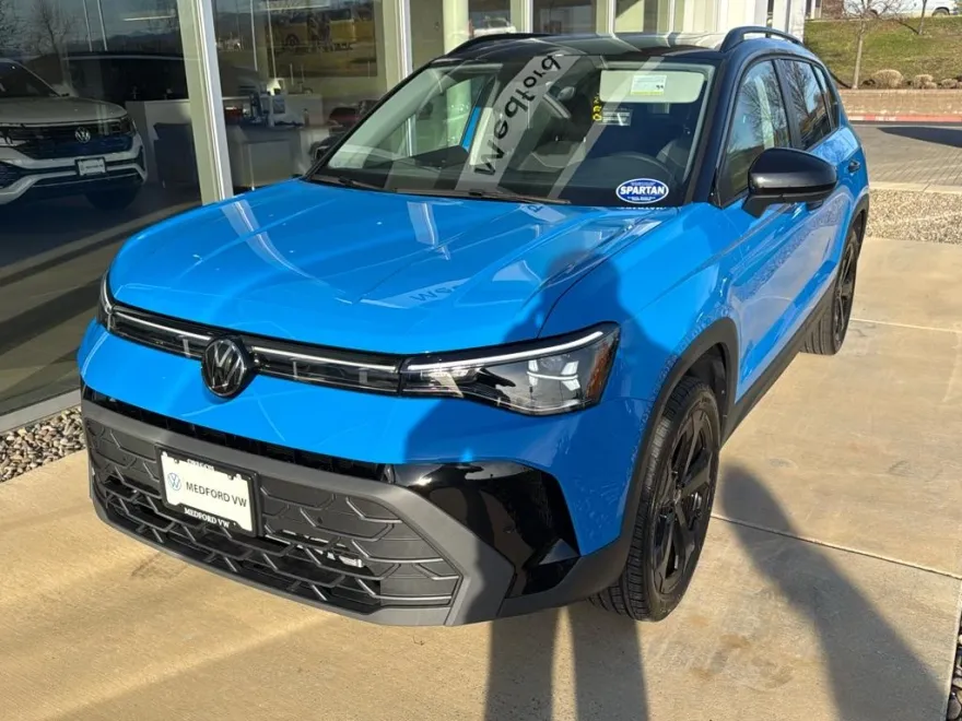 2025 Volkswagen Taos SE photo 1