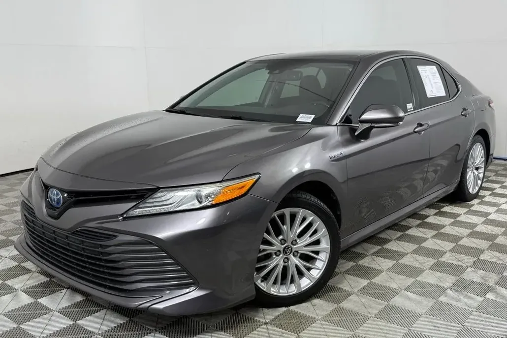 2019 Toyota Camry Hybrid XLE photo 1