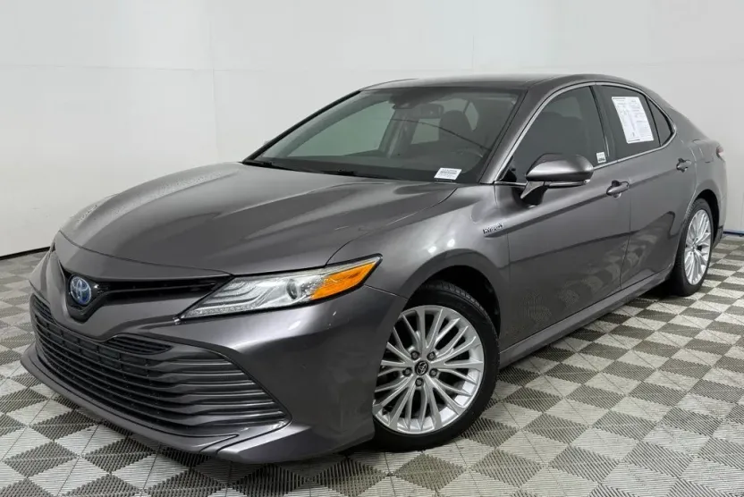 2019 Toyota Camry Hybrid XLE photo 1