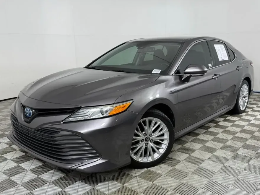 2019 Toyota Camry Hybrid XLE photo 1