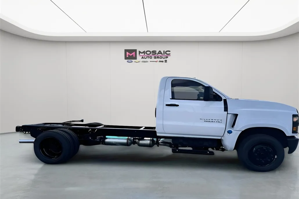 2024 Chevrolet Silverado 6500HD photo 1