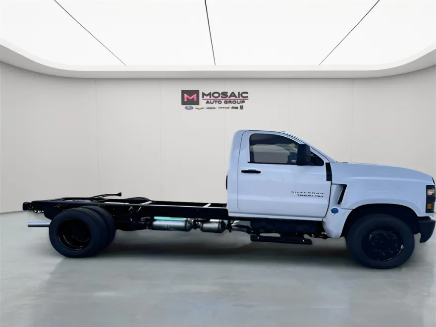 2024 Chevrolet Silverado 6500HD photo 1