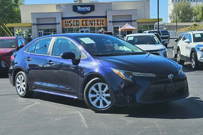 2023 Toyota Corolla LE photo 1