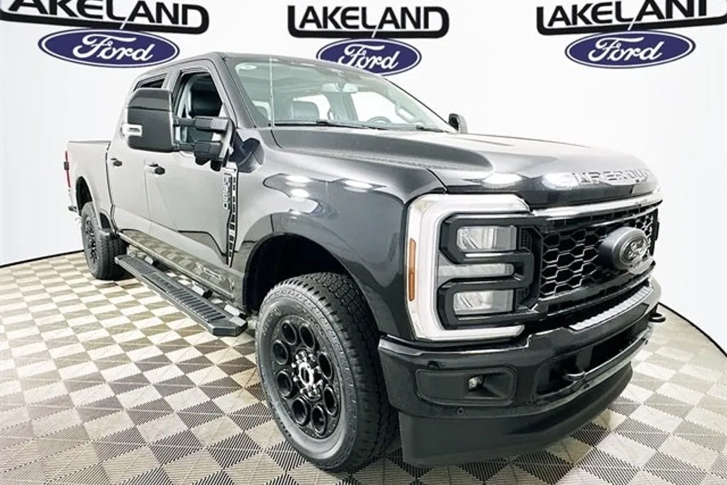 2025 Ford F-350 Lariat photo 1