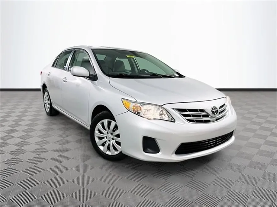 2013 Toyota Corolla LE photo 1