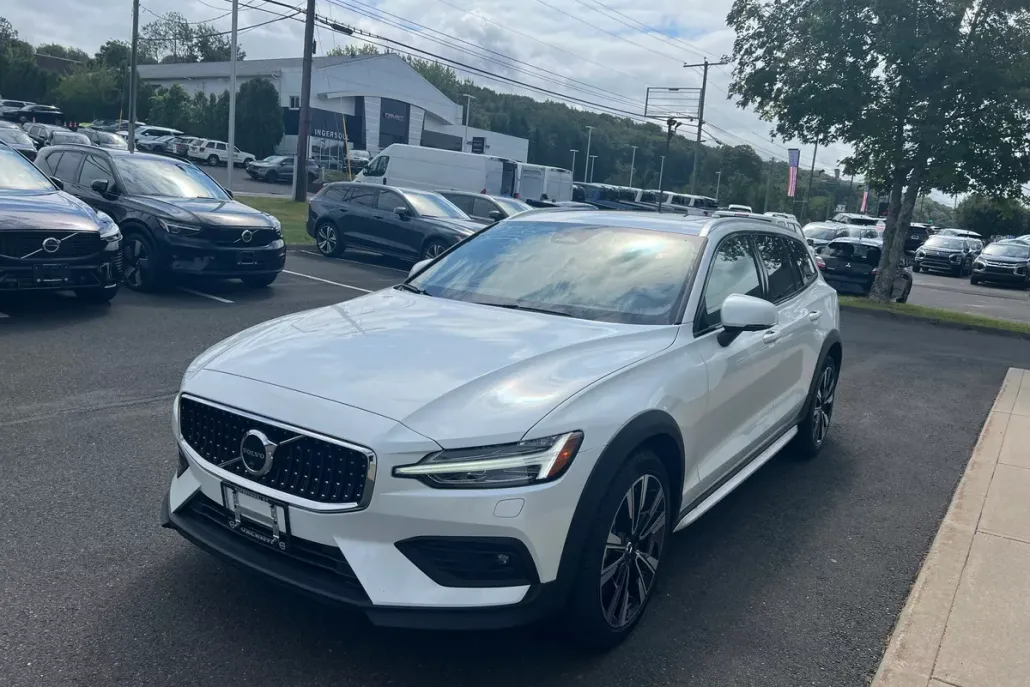 2026 Volvo V60 Cross Country B5 AWD photo 1