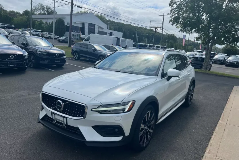 2026 Volvo V60 Cross Country B5 AWD photo 1