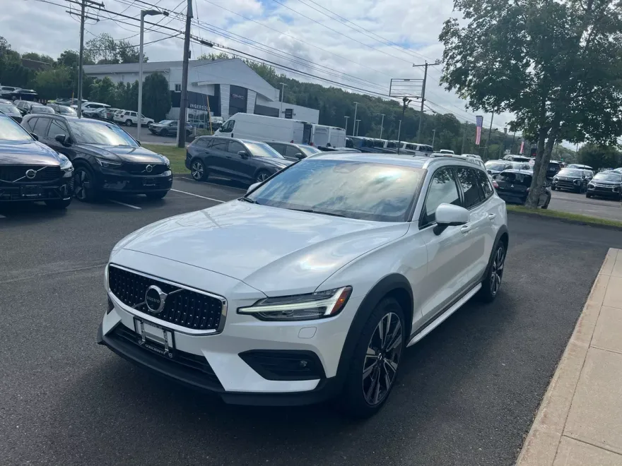 2026 Volvo V60 Cross Country B5 AWD photo 1
