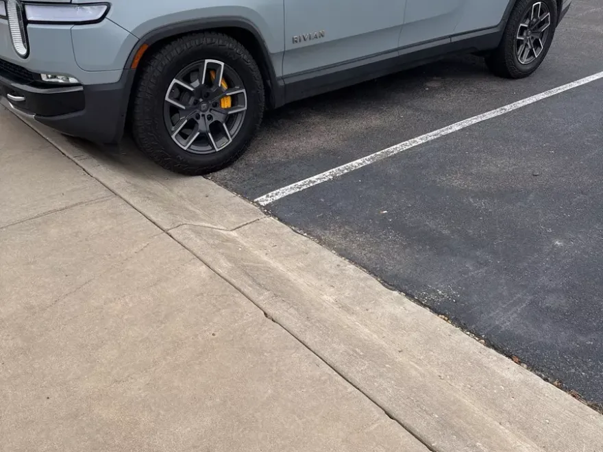 2023 Rivian R1T Adventure photo 1